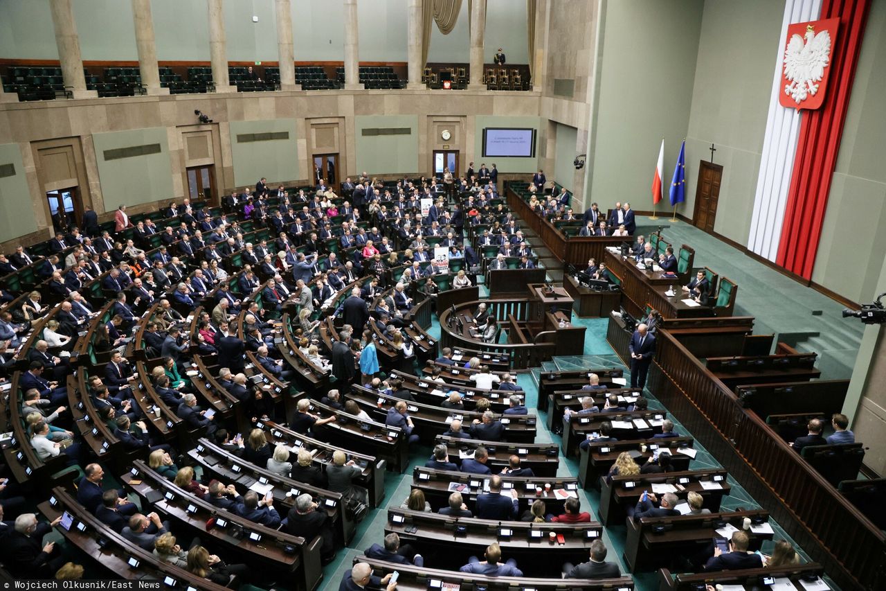 Ciche podwyżki dla posłów. Sejm rozdaje pieniądze