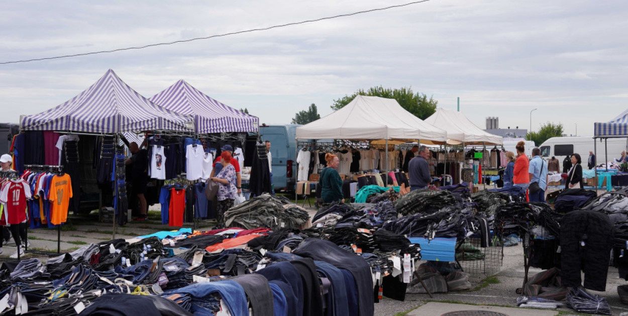 Włocławek: KAS na Pchlim Targu. Handlarz zostawił podróbki i zwiał