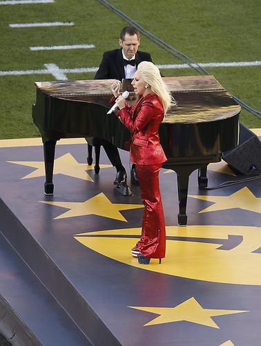 Lady Gaga śpiewająca hymn USA Fot. PAP/EPA