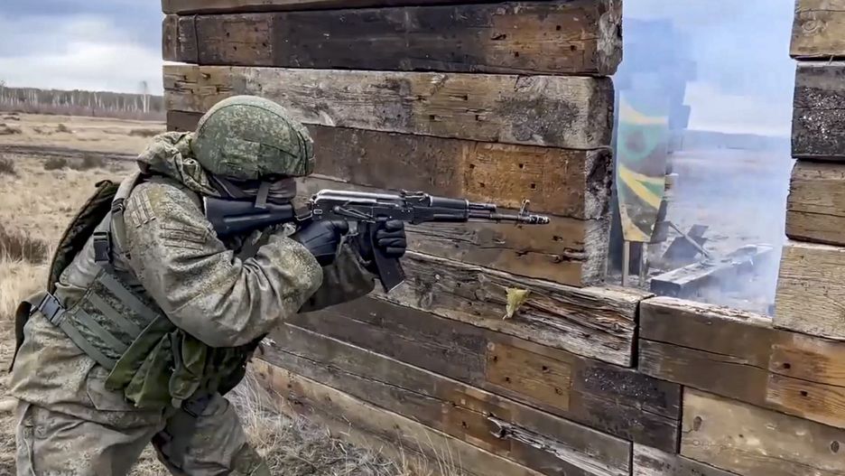 Rosjanie sprowadzają nad granicę kolejne oddziały