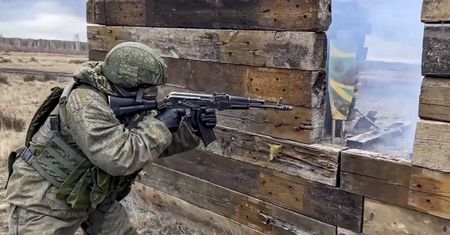 Putin "dorzuca do pieca". Tysiące żołnierzy z Rosji ciągną nad granicę z Ukrainą