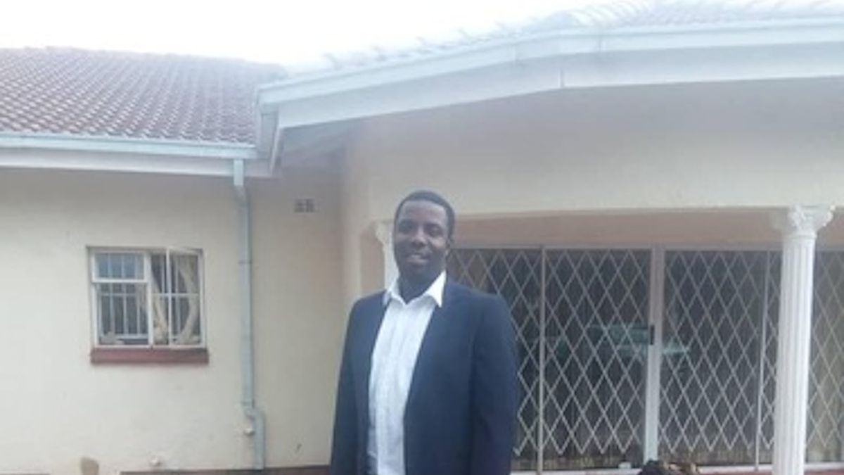Zdjęcie okładkowe artykułu: Archiwum prywatne / Na zdjęciu: Dickson Choto przed swoim domem w Harare 