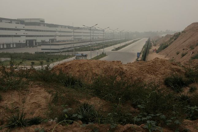 Zakłady Foxconn na przedmieściach Zhengzhou, które wyrosły na tym, co jeszcze dwa lata wcześniej było rozrzuconymi wioseczkami. Teraz jest to potężny kompleks z ponad 200,000 zatrudnionych w nim osób.