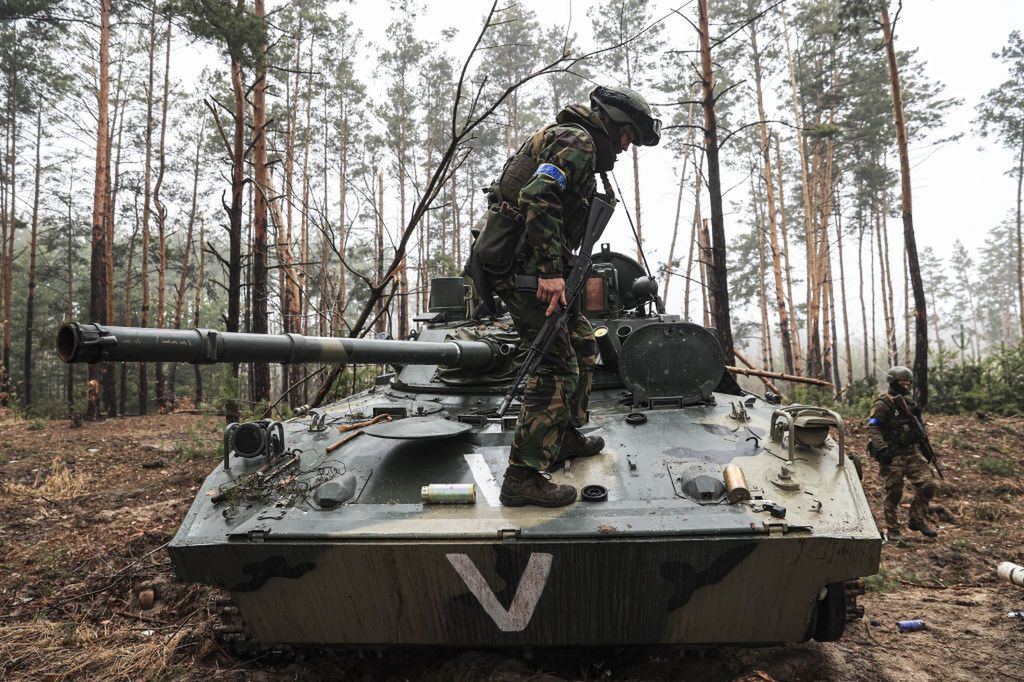 Ukraińscy żołnierze na zdobytym pod Irpieniem rosyjskim czołgu 