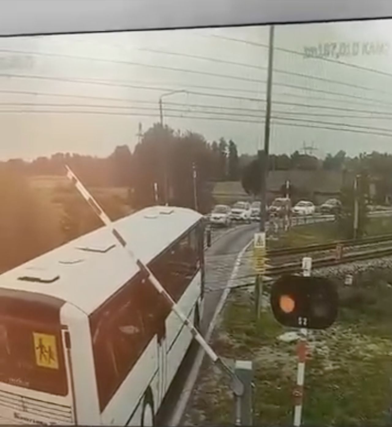 Szkolny autobus utknął na torach. Mamy nagranie