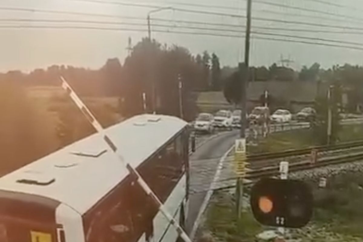 Autobus szkolny utknął na przejeździe kolejowym

