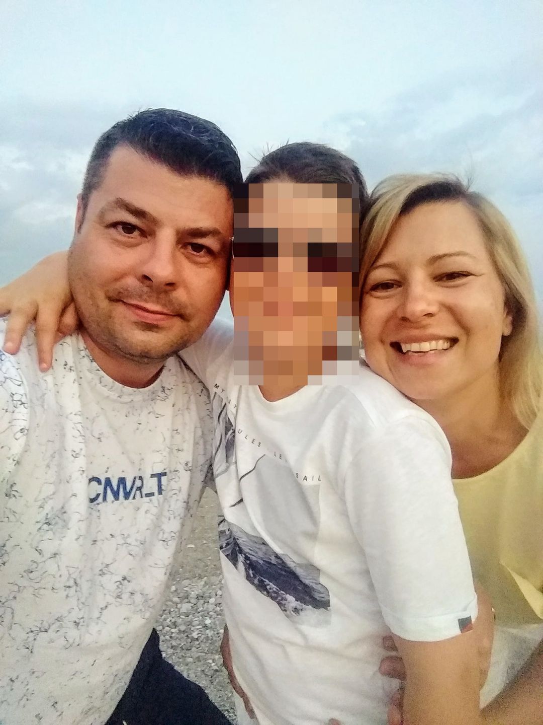 Krzysztof Bączek z Jeden Osiem L z żoną i synem