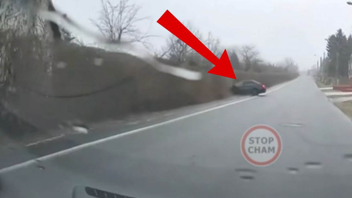 BMW wpadło w poślizg, a następnie uderzyło w ogrodzenie.