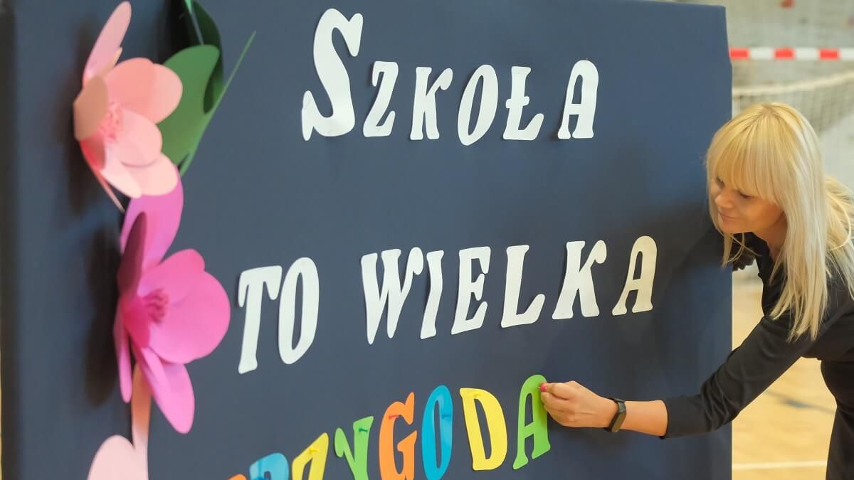 Tablica z napisem Szkoła to wielka przygoda