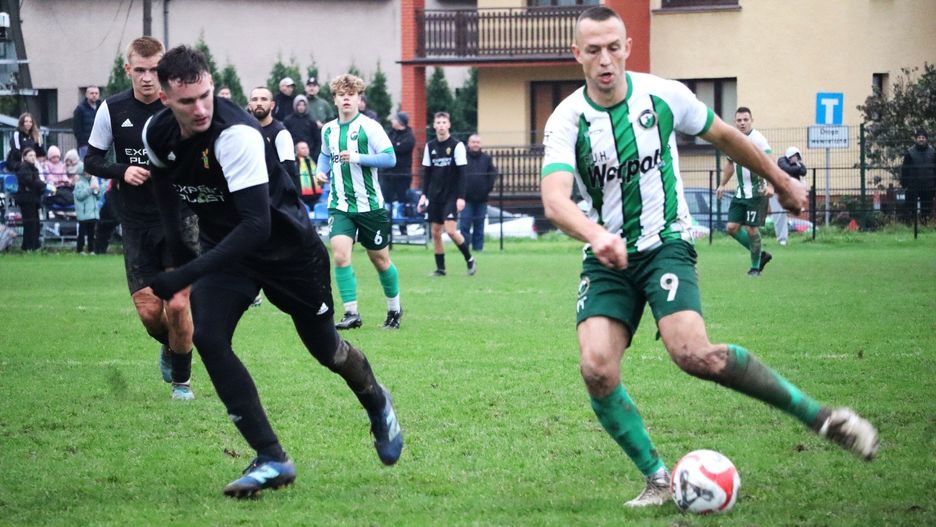 Piłkarska okręgówka, Oświęcim: LKS Jawiszowice - Huragan Inwałd 4:1. Adrian Korczyk (z prawej) zdobył dwa gole dla jawiszowiczan