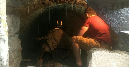Nudził się podczas kwarantanny. Odkrył w piwnicy 120-letni tunel