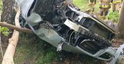 Kierujący BMW wypadł z drogi i dachował. Jazda zakończyła się na drzewie