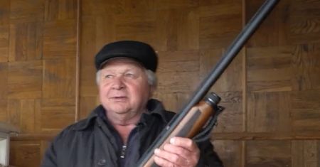 Emeryt zobaczył nad domem rosyjski samolot. Chwycił za broń