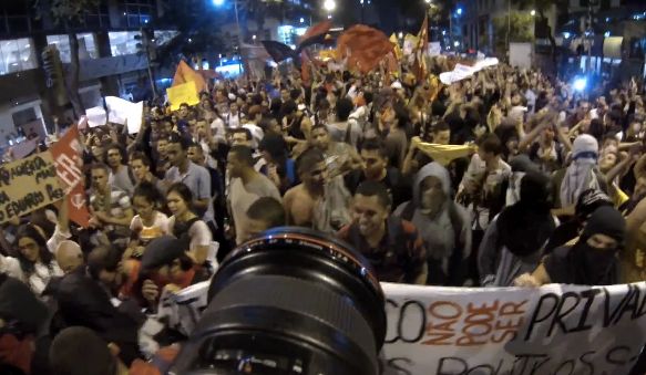Być jak James Nachtwey, czyli fotograficzny FPS z demonstracji w Brazylii 2