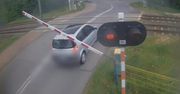 To mogło skończyć się tragedią. 64-letnia kobieta zlekceważyła czerwone światło i wjechała na przejazd kolejowy