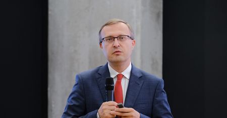 "Szantaż" i "zasady niezgodne z prawem". Burza po wpisie szefa PFR
