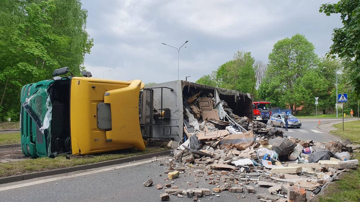 Samochód ciężarowy przewrócił się w Bytomiu