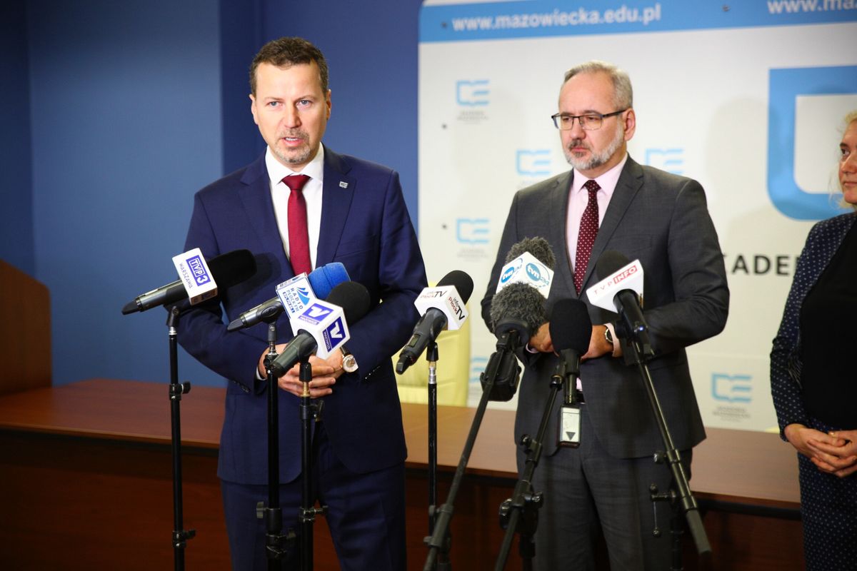 Minister zdrowia Adam Niedzielski oraz rektor Akademii Mazowieckiej prof. dr hab. n. med. Maciej Słodki podczas konferencji prasowej w Sali Senatu Akademii Mazowieckiej w Płocku