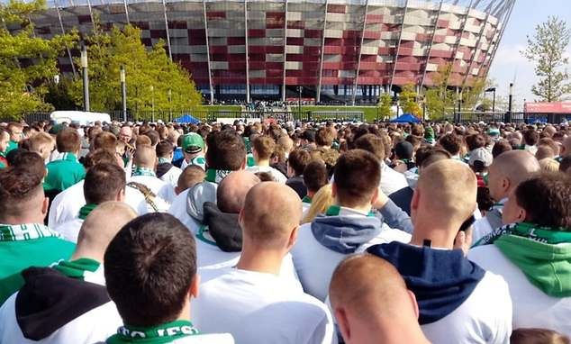 Kibice Lechii pod stadionem w momencie rozpoczęcia meczu