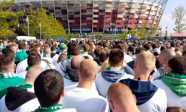 Kibice Lechii pod stadionem w momencie rozpoczęcia meczu