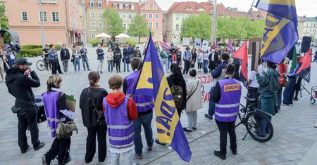 Oblał sztucznymi fekaliami dom celebrytów. Pracuje dla rządu