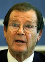 Roger Moore lubi w łóżku