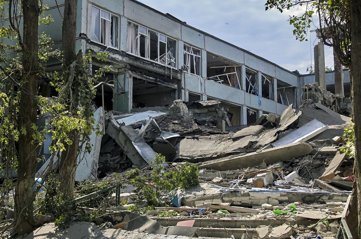 A damaged school in the aftermath of an overnight rocket attack, near Kharkiv, Ukraine, 02 June 2022. Russian troops on 24 February entered Ukrainian territory, starting a conflict that has provoked destruction and a humanitarian crisis. According to data released by the United Nations refugee agency UNHCR on 29 May, over 6.8 million people have fled Ukraine since Russian troops entered the country on 24 February 2022. EPA/SERGEY KOZLOV Dostawca: PAP/EPA.