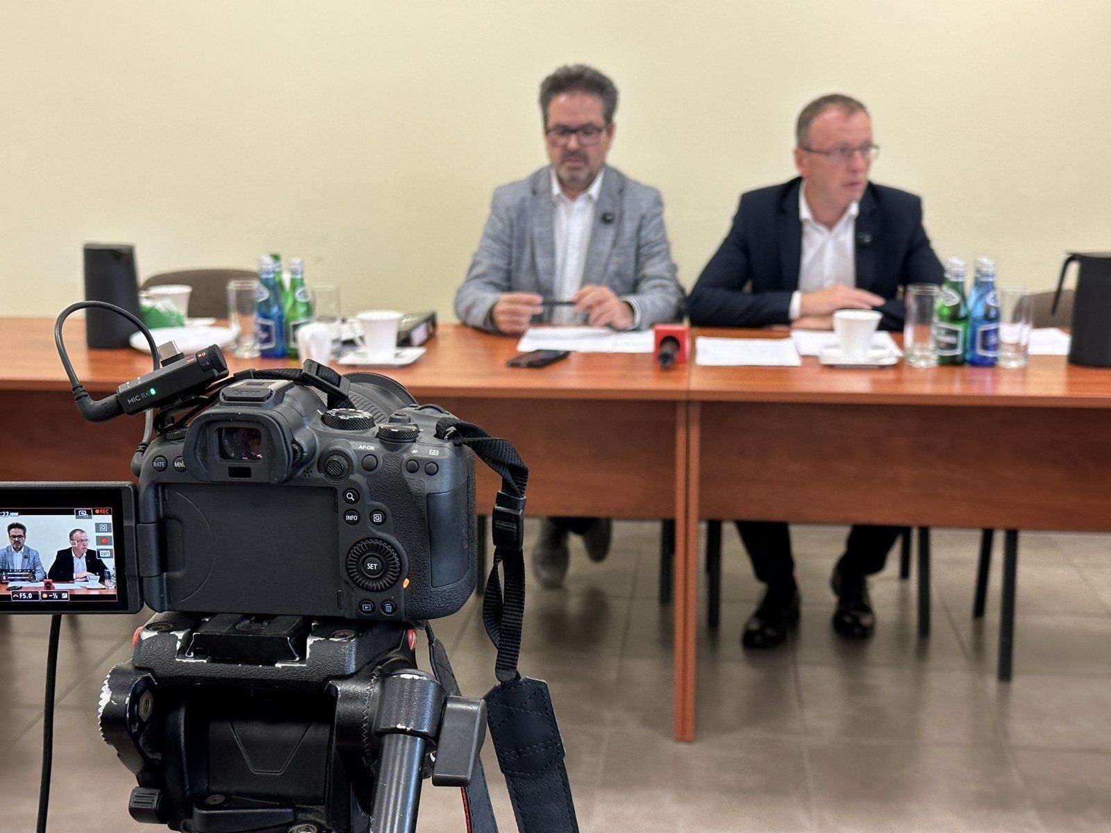 O powodach wymiany kubłów na śmieci mówił Wojciech Woźniakowski, szef Miejskiego Zakładu Oczyszczania w Lesznie