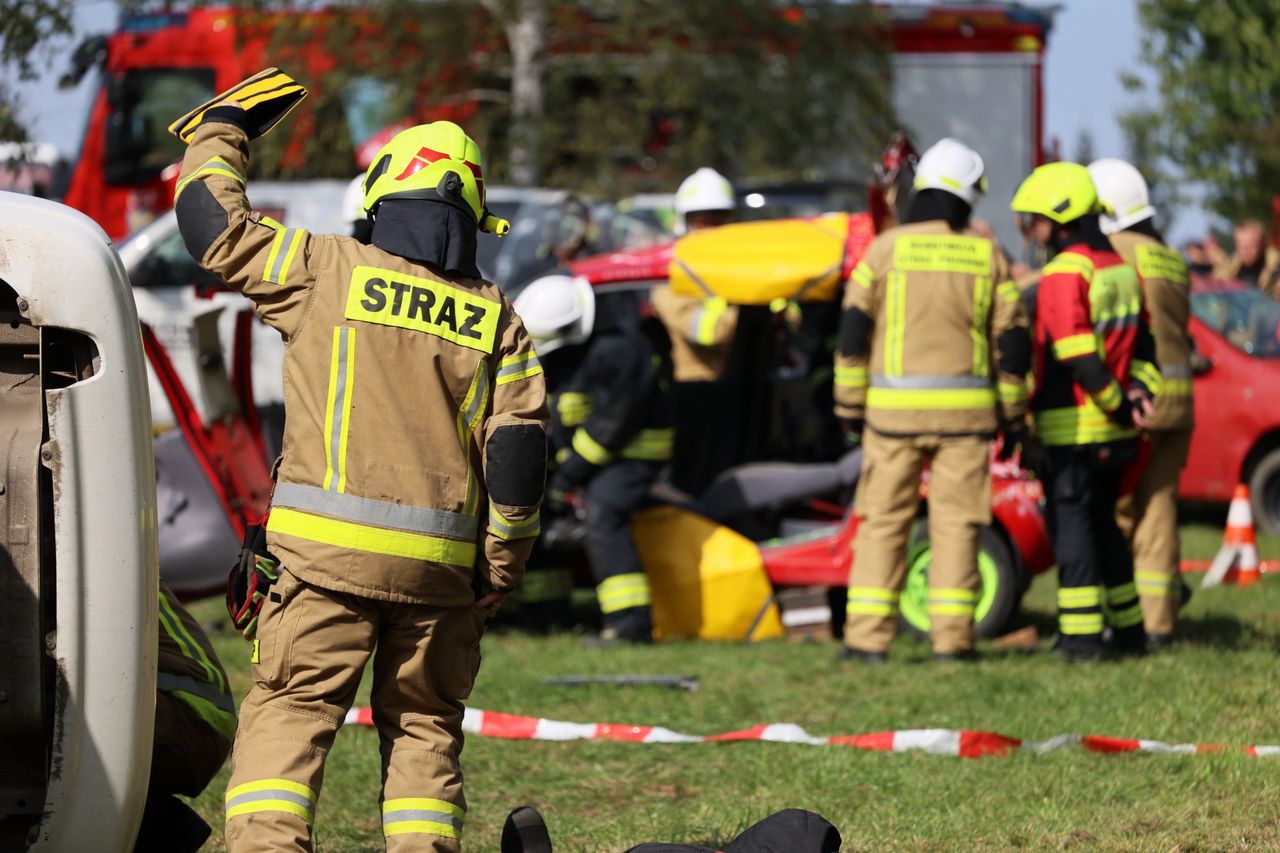 Jastrzębie‑Zdrój: Dachowanie i uderzenie w słup. Kierowca w szpitalu