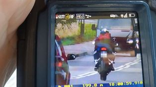 Popisywał się przed policjantami i stracił prawko. Po minięciu patrolu rozpędził motocykl do 119km/h