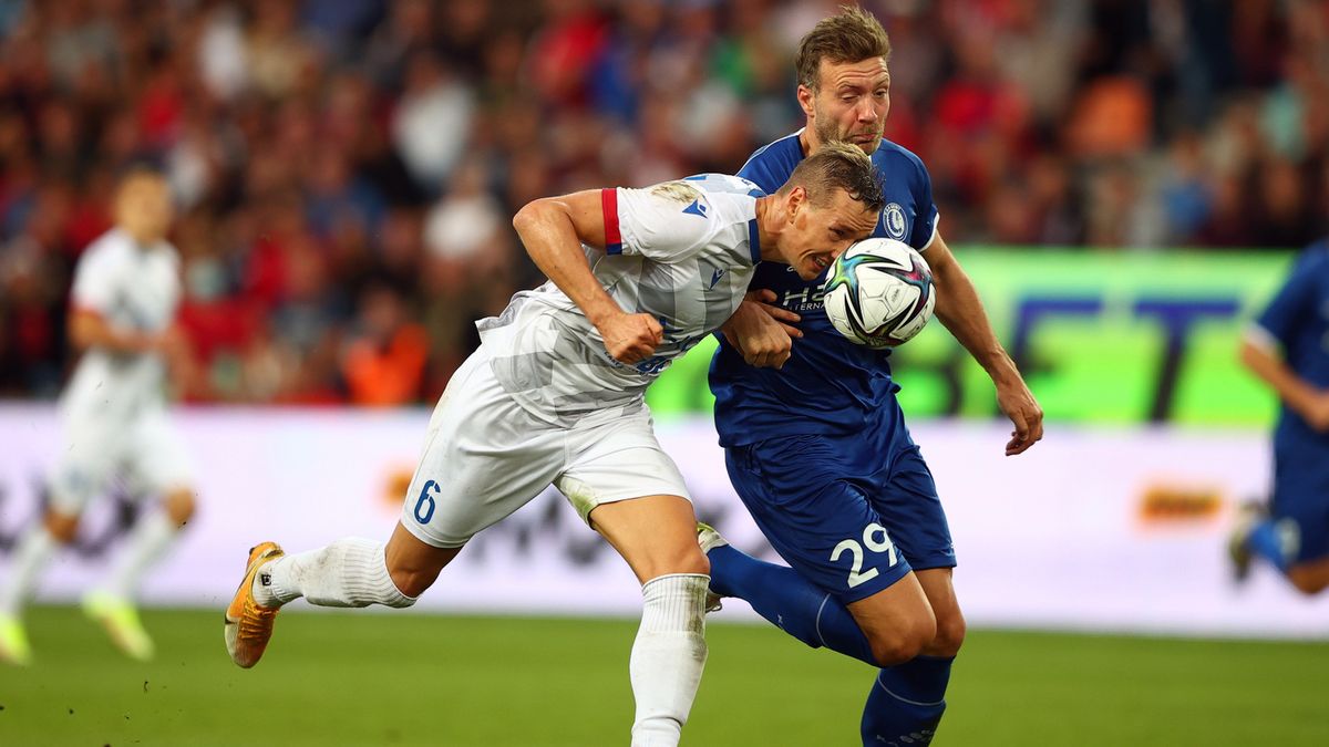 PAP / Łukasz Gągulski / Na zdjęciu: Andrzej Niewulis (w białym stroju) w walce o piłkę