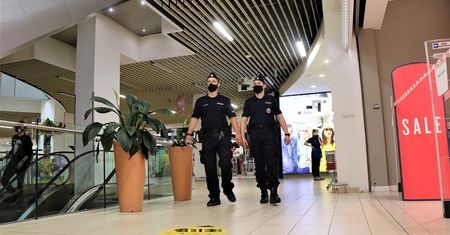 Nowe obostrzenia. Odzieży w galerii handlowej już nie kupisz