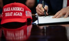 Teorie spiskowe zwolenników Trumpa. Będą o nich uczyć w szkole