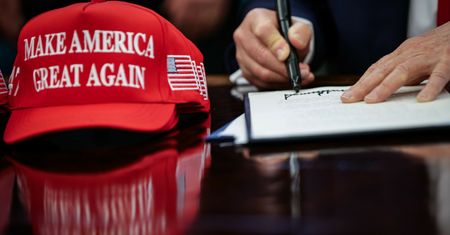 Teorie spiskowe zwolenników Trumpa. Będą o nich uczyć w szkole