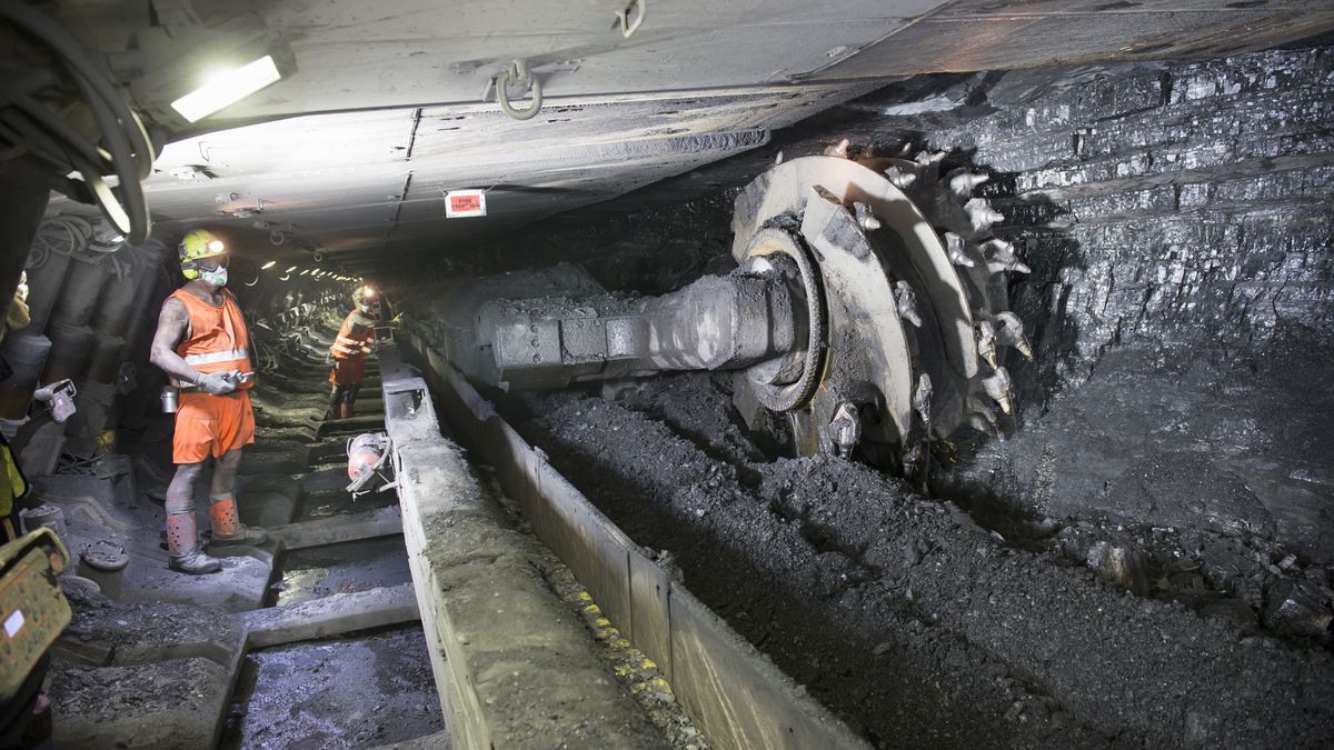 Kombajn ścianowy w kopalni