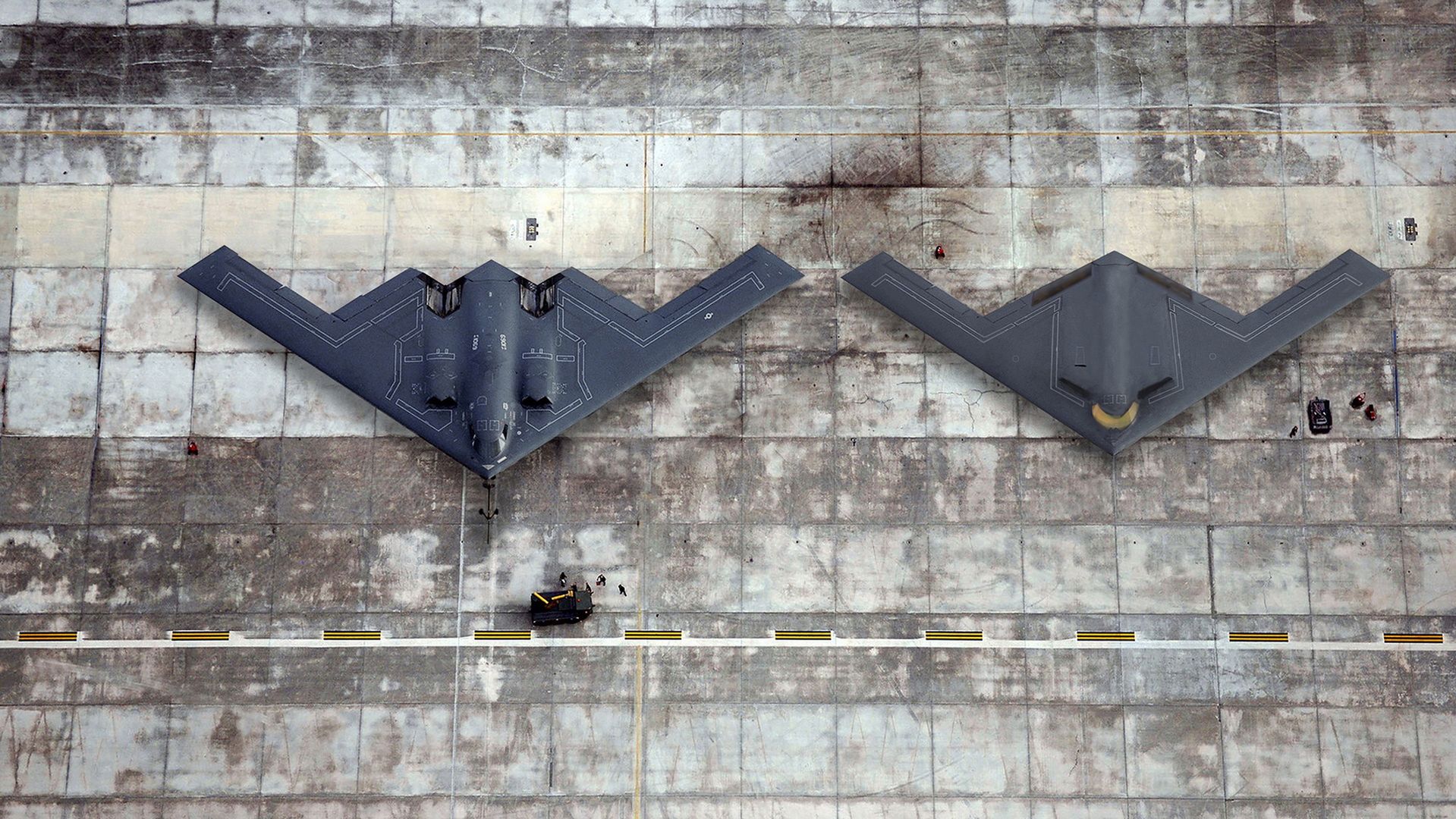 Porównanie B-2 (z lewej) i domniemanej sylwetki B-21