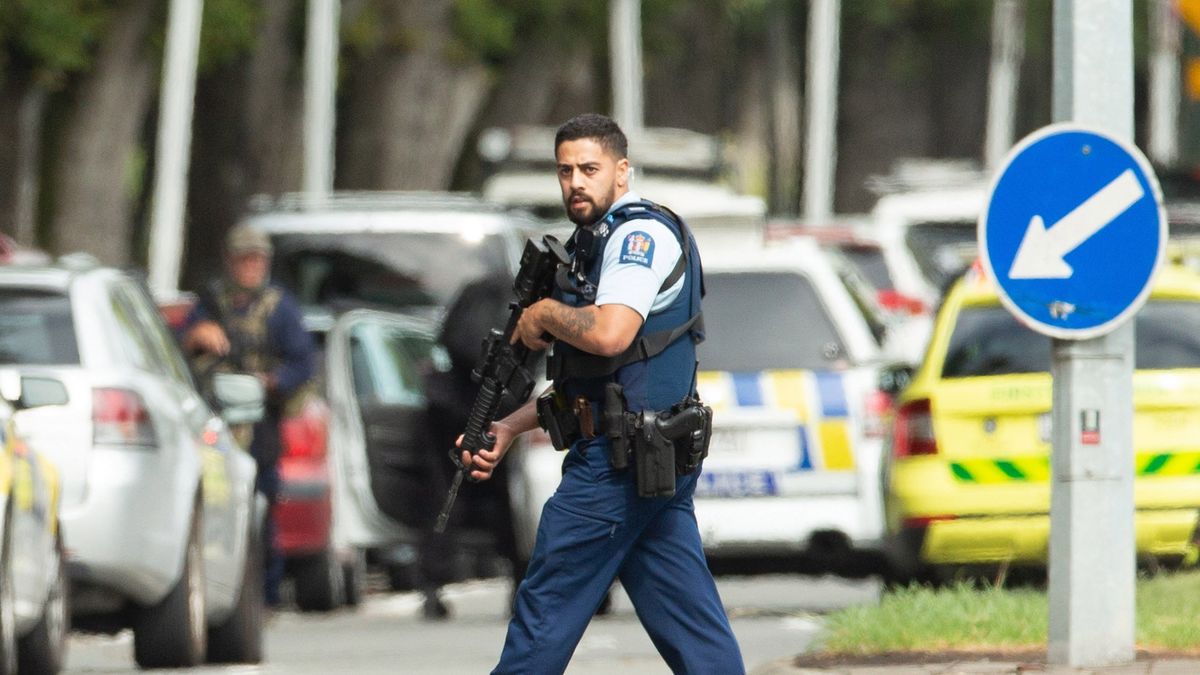 policjant w pobliżu meczetu, w którym doszło do strzelaniny