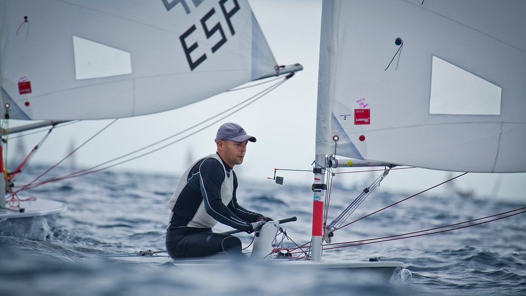 Marcin Rudawski na jachcie klasy Laser Radial