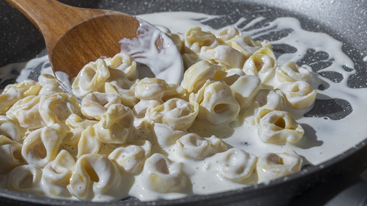 Tortellini and creamTortellini and cream freshly cookedFrancesco Carta fotografocheddar - cheese, evening meal