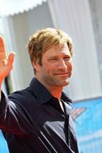 Aaron Eckhart charyzmatycznym wdowcem