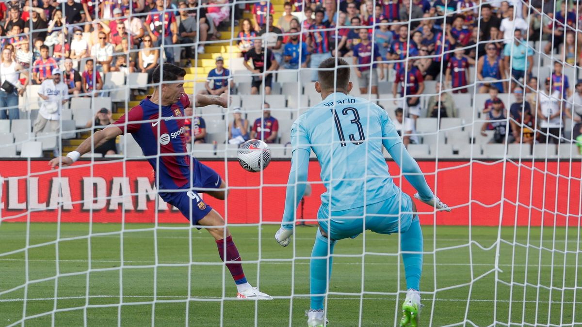 Robert Lewandowski strzelający gola w meczu o Puchar Gampera