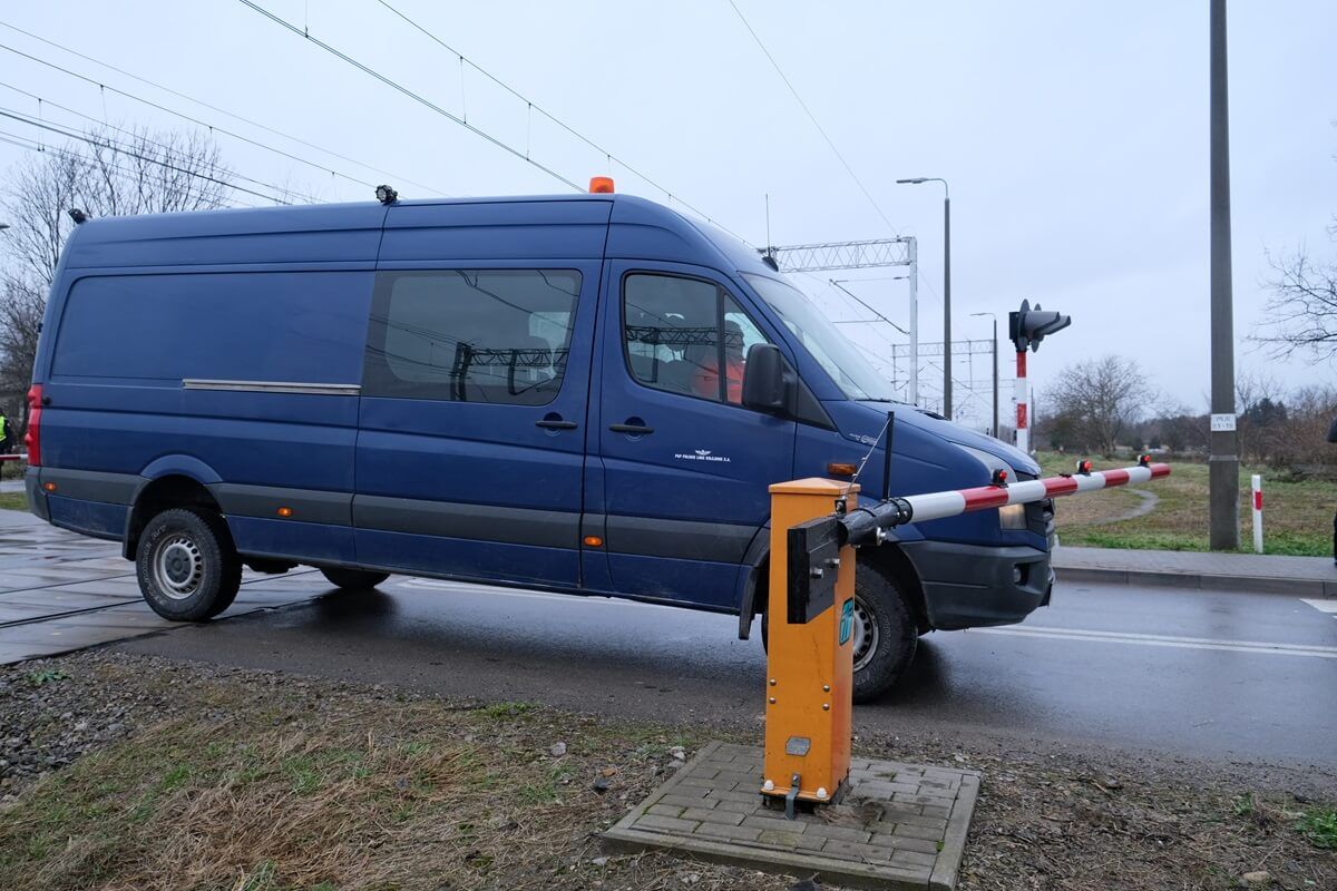 Samochód wyłamujący opuszczoną rogatkę na przejeździe kolejowym