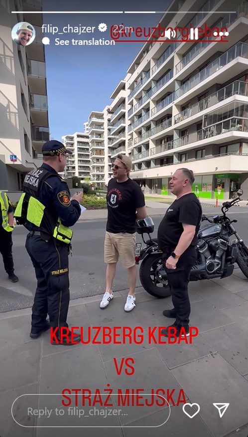Filip Chajzer rozmawia ze strażnikami miejskimi