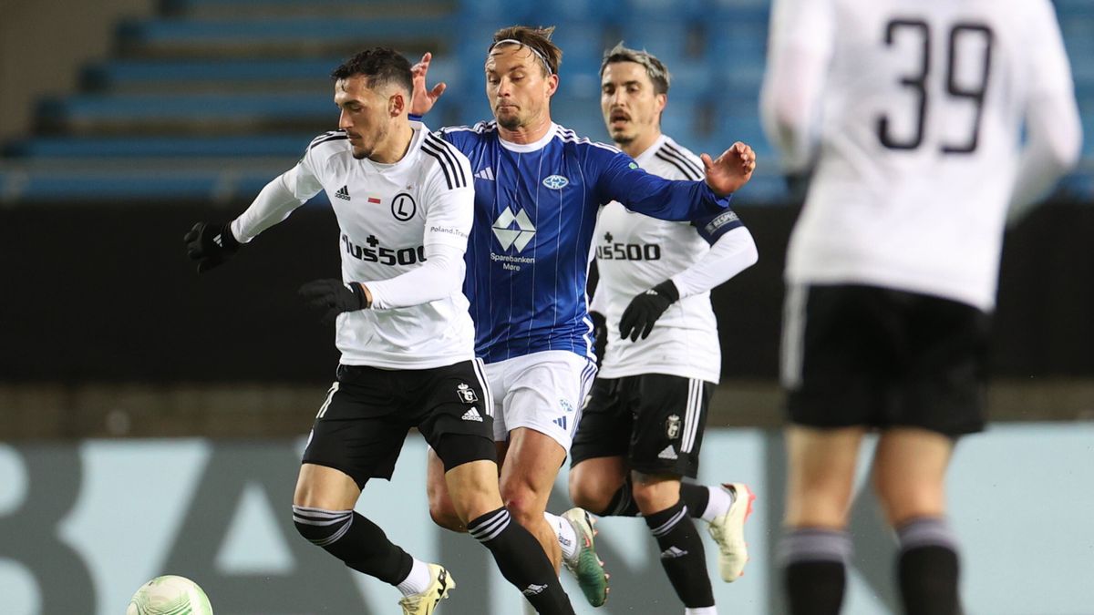 WP SportoweFakty / Leszek Szymański / Na zdjęciu: piłkarze Legii Warszawa Qendrim Zyba (L) i Josue (2P) oraz Fredrik Guldbransen (2L) z Molde FK