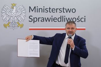 Żurek przedstawia "ustawę praworządnościową". Trwa konferencja
