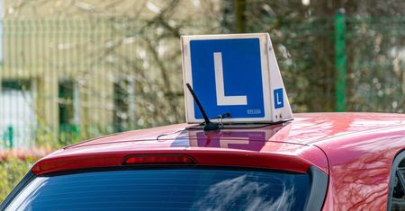 8 razy zdawał egzamin na prawo jazdy. Stracił je za nadmierną prędkość