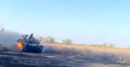 Spektakularna akcja. Rosyjski czołg ucieka w płomieniach