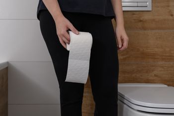 Wstajesz co noc do WC? Urolog mówi, co to oznacza