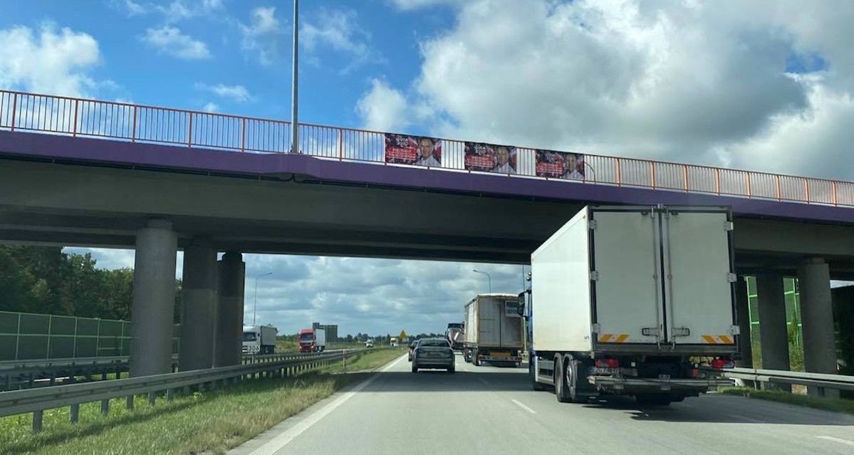 Banery Dudy nad autostradą. Po naszej interwencji GDDKiA stwierdza, że wiszą tam nielegalnie