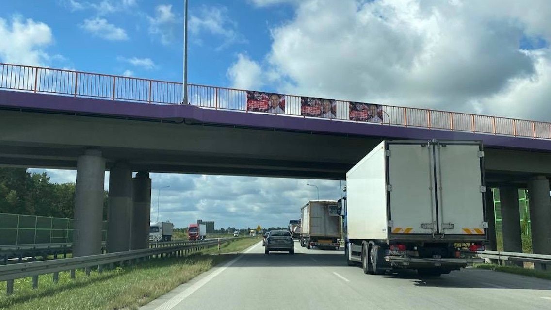 Banery wyborcze starającego się o reelekcję Andrzej Dudy zawisły m.in nad S8 z Łodzi do Wrocławia. 